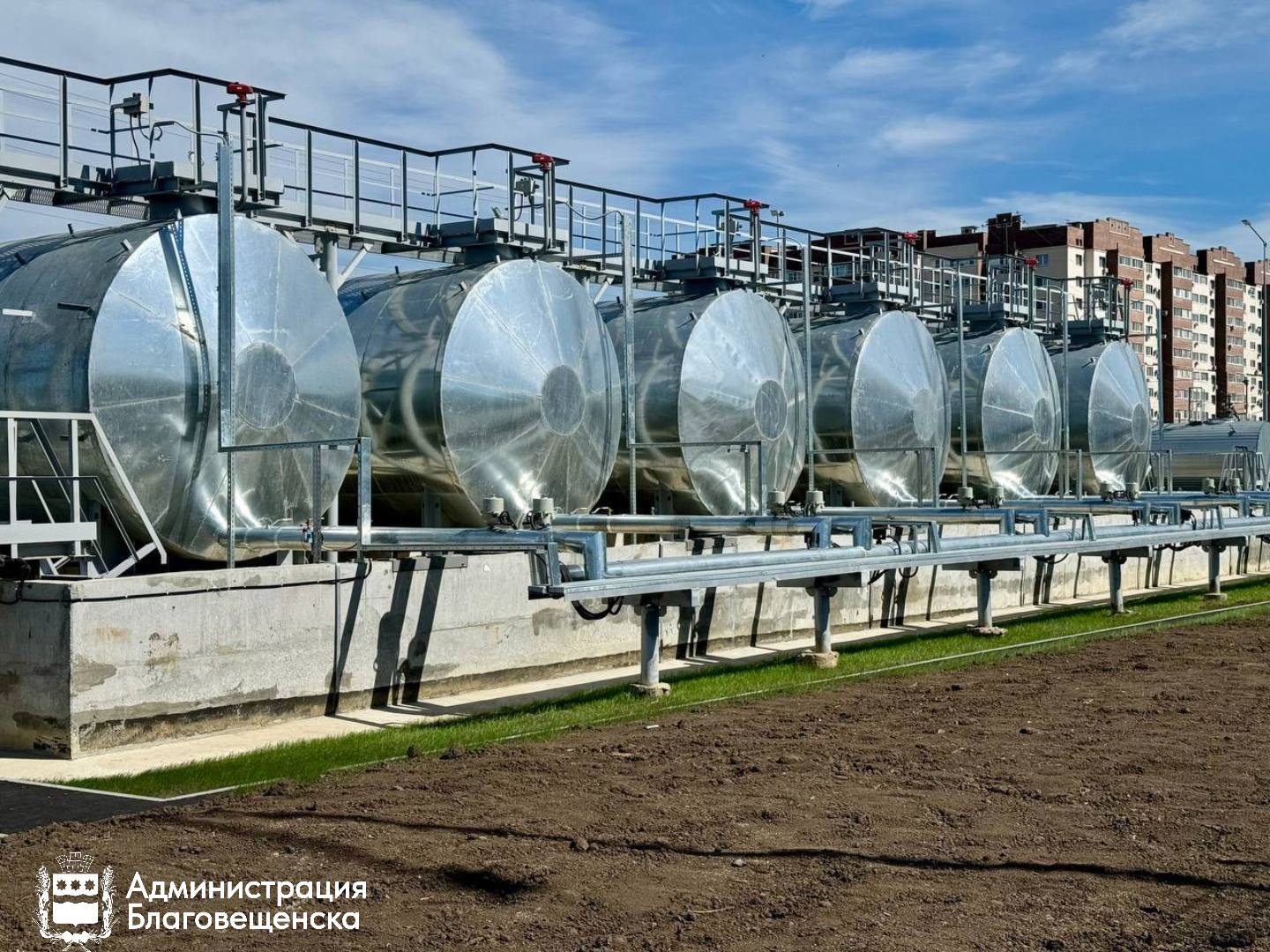 Благовещенцы подали более 300 заявок на подключение к газу индивидуальных домов В столице Приамурья с 2026 года начнётся подключение частных домов к газовым сетям Заявки на подключение подали уже более 300 благовещенцев Несмотря на то что газификация начнётся с районов Молокозавода и пятой стройки подать заявку на подключение могут владельцы частных домов из любых частей города Сделать это можно в МФЦ через Госуслуги или на сайте Единого оператора газификации connectgas ru Подробнее о том как подать заявку писали здесь Заявки жителей будут учитывать при составлении плана газификации города такое поручение дал ранее мэр Олег Имамеев Расширить газовую инфраструктуру в Благовещенске планируют также за счёт строительства новых котельных Три теплостанции появятся в городе к 2026 2027 году в районе Серебряной мили Лазурного берега и в квартале на пересечении Первомайской Амурской и Ленина Деньги на их проектирование уже выделили из областного бюджета Напомним также что сейчас в Благовещенске действует одна газовая котельная в 800 м квартале К ней подключено около 45 многоквартирных домов К ней же планируют подключить строящийся жилой комплекс Зея парк