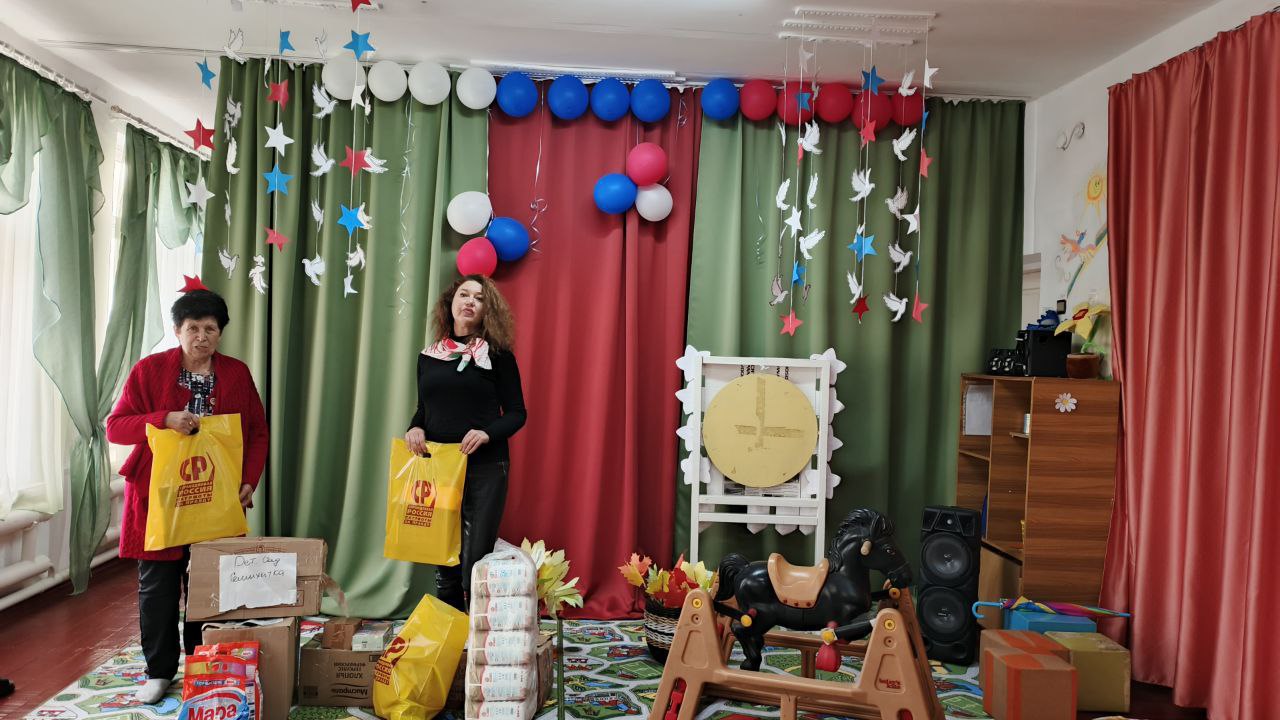 В целях поддержки дошкольного учреждения переданы средства гигиены и развивающие материалы В рамках благотворительного проекта Яркий Мир помощь получил детский сад в селе Семихатка Акция была организована при активном участии члена Совета Партии РО СПРАВЕДЛИВАЯ РОССИЯ в Херсонской области Светланы Никитиной совместно с волонтерами АНО ГЦ Меотида Движения ЗА ПРАВДУ и регионального штаба МЫВМЕСТЕ Наш товарищ обеспечила комплексный подход к формированию помощи Для детского сада были переданы самые необходимые товары от средств гигиены стирального порошка и моющих средств до канцелярских принадлежностей развивающих журналов книг и игрушек для занятий и игр Особое внимание было уделено личному взаимодействию с коллективом учреждения общению с воспитателями и сотрудниками чтобы из первых уст узнать о текущих потребностях и ежедневных заботах работников дошкольного заведения Для нас крайне важно не просто оказать разовую помощь а наладить постоянный диалог и понимать реальное положение дел на местах Дети наше будущее и создание комфортных условий для их обучения и развития не просто слова а главный приоритет в нашей работе подчеркнула Светлана Никитина t me sprho herson spravedlivo ru