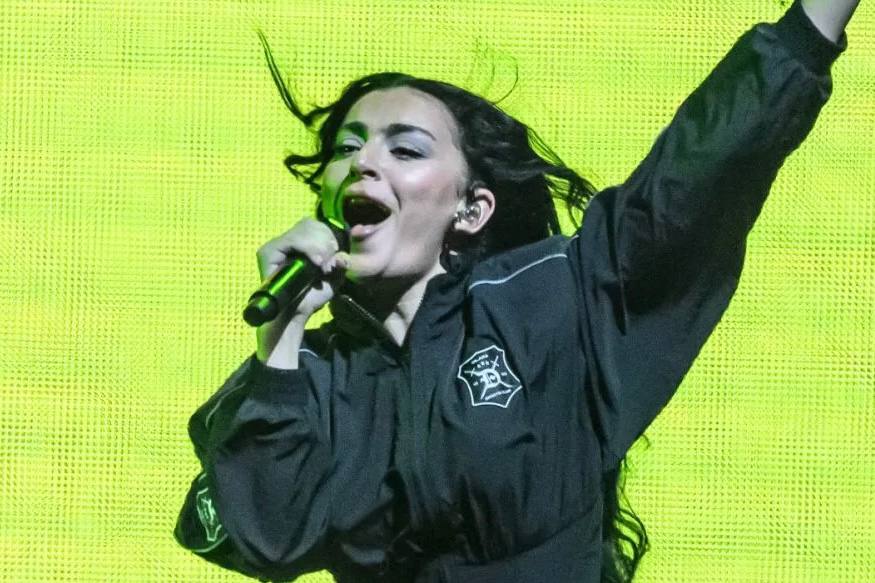 Новая эра в музыке ИИ впервые будет генерировать музыку в рамках крупного лейбла news music  Warner Music Group WMG заключили лицензионное соглашение с ИИ платформой Suno которая в 2026 запустит модели генерации музыки Пользователи с помощью текстовых подсказок смогут самостоятельно создавать песни Артистам работающим с WMG Эду Ширану Coldplay Charli XCX и другим будет предоставлено право самостоятельно решать могут ли их голоса образы и музыка использоваться для ИИ генераций Это первый крупный контракт такого рода между музыкальным лейблом и ИИ сервисом Сотрудничество с защитой авторских прав и контролем над использованием творчества становится нормой Что вы об этом думаете   Интересная инициатива Я против вмешательства ИИ в музыку ART FLASH