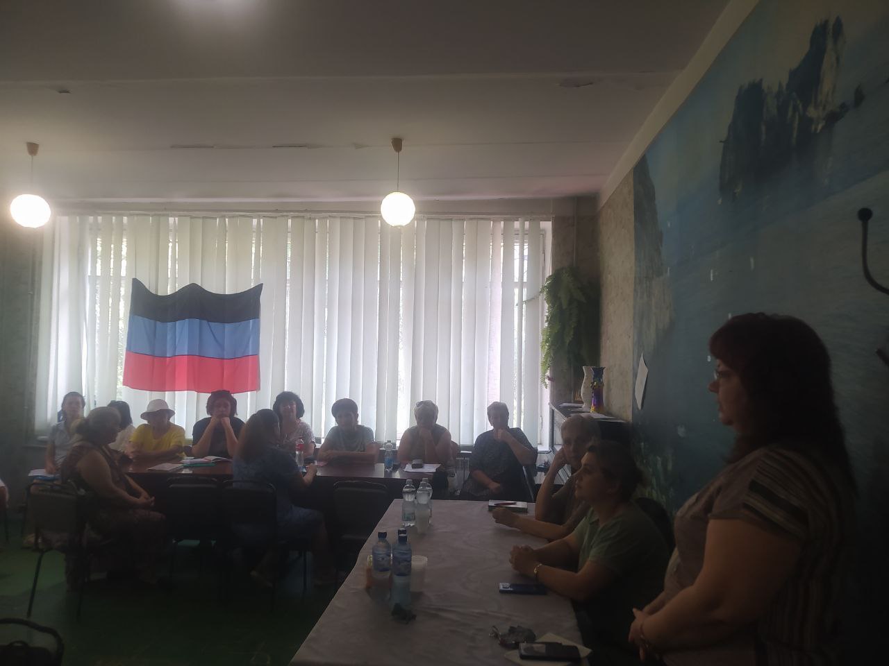 Встреча с трудовым коллективом Центра социального обслуживания населения На встрече с трудовым коллективом Центра социального обслуживания населения Пролетарского района города Донецка начальник отдела организации социального обслуживания граждан пожилого возраста и инвалидов департамента социальной защиты Минтруда ДНР Марина Меркулова обсудила актуальные вопросы, касающиеся работы центра и улучшения качества предоставляемых социальных услуг. Одним из наиболее острых вопросов является водоснабжение: «Вопрос водоснабжения действительно является одним из самых актуальных для жителей Донецкой Народной Республики. Работы по устранению аварий находятся под контролем Главы ДНР Дениса Пушилина, который активно призывает граждан сообщать о проблемах через специальный чат-бот. Это позволяет оперативно реагировать на устранение порывов и существенно снижает время простоя. Также следует отметить, что подключение «Донбасстеплоэнерго» к процессу ликвидации аварий способствовало увеличению числа устраняемых аварий в день. Благодаря таким мерам, как централизованный мониторинг и обработка обращений от граждан, Денис Пушилин стремится улучшить качество водоснабжения и минимизировать его дефицит», - рассказала Марина Меркулова. Социальные работники, специалисты по социальной работе и заведующие отделениями активно участвовали в обсуждении, делясь своими мнениями и предложениями. Особое внимание было уделено новым методам работы с пожилыми гражданами и инвалидами, а также повышению профессионального уровня сотрудников. Марина Анатольевна подчеркнула важность создания комфортной и безопасной среды для клиентов центра, а также необходимость дальнейшего развития программ, направленных на поддержку пожилых людей и людей с ограниченными возможностями. Участники встречи пришли к согласованию ряда инициатив, которые помогут улучшить качество социального обслуживания и сделать его более доступным и эффективным. Также обсуждали вопросы профессиональной подготовки специалистов и возможности повышения квалификации через различные тренинги и семинары, чтобы обеспечить максимально возможный уровень помощи для тех, кто в этом нуждается.
