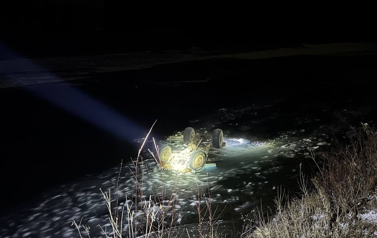 В Красноярском крае грузовик улетел с дороги в реку. Водитель и пассажир погибли.  Все произошло накануне вечером на 2 километре трассы село Верхнеусинское — село Нижнеусинское.  Предварительно, 47-летний водитель грузовика ГАЗ-53 не справился с управлением и съехал в правый кювет, после чего машина рухнула в руку Ус.  В результате водитель и 52-летний пассажир погибли на месте. Еще одного пассажира госпитализировали в больницу.