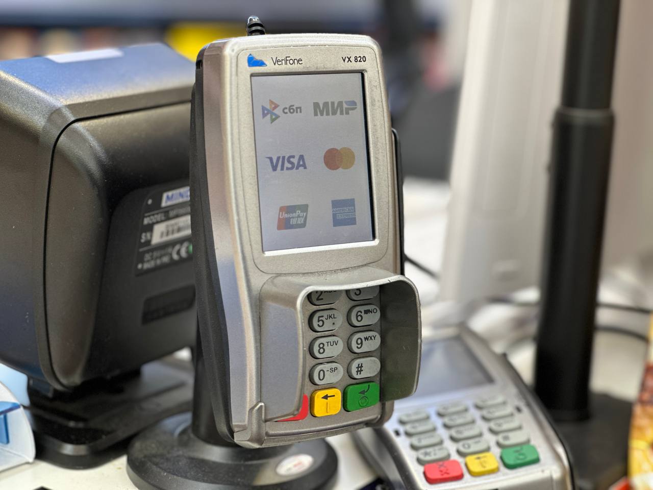 Россияне стали реже платить банковскими картами При этом растет доля платежей с помощью биометрии и QR кодов По итогам III квартала 2025 года с помощью биометрии QR кодов и других инструментов в России оплатили 14 покупок что на 4 5 п п больше чем годом ранее