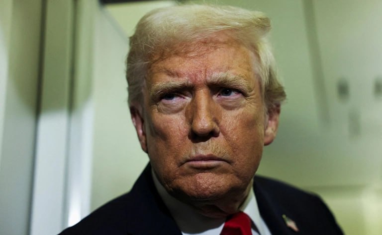 Дональд Трамп назвал газету The New York Times NYT врагом народа из за выпущенного 25 ноября материала о состоянии его здоровья а журналистку Кэти Роджерс которая участвовала в подготовке материала третьесортным репортером Об этом американский президент написал в соцсети Truth Social Радикальные левые безумцы в скоро закрывающейся The New York Times написали обо мне статью что я возможно теряю свою энергию несмотря на факты которые говорят об обратном написал Трамп Республиканец назвал публикации о себе в газете намеренно негативными Трамп отметил что у него идеальные физические и когнитивные обследования а потому у него не скоро закончится энергия В своем материале NYT писала что Трамп сталкивается с признаками старения на посту президента у него сокращается рабочий график а сам президент начал придерживаться более короткого графика публичных выступлений которые приходятся на период с полудня до пяти вечера Фото Anna Rose Layden Reuters РБК в Telegram и MAX