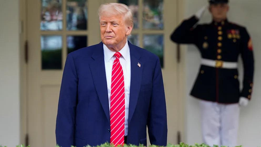 Трамп смягчил риторику по поводу Китая и допустил снижение пошлин Президент США Дональд Трамп допустил возможность снижения пошлин на китайские товары. «Пошлины в 80 процентов на Китай выглядят разумно!» — написал он в пятницу на своей платформе Truth Social. Это заявление прозвучало на фоне подготовки переговоров с Пекином, на которые завтра в Швейцарию прибудет министр финансов Скотт Бессент. Сейчас на китайские товары действуют пошлины до 145 процентов — они были введены Трампом после его возвращения в Белый дом в январе. Теперь же президент США демонстрирует готовность к корректировке этой жесткой политики. При этом Трамп выдвинул и требования к Пекину. «Китай должен открыть свой рынок для США — это было бы так полезно для них! Закрытые рынки больше не работают!» — написал он. Аналитики ожидают, что предстоящие переговоры в Швейцарии могут стать первым шагом к деэскалации в торговом противостоянии между двумя крупнейшими экономиками мира.
