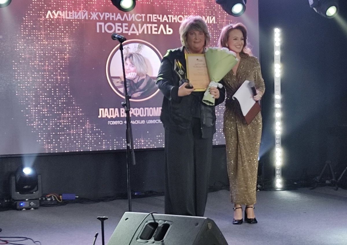 В Туле наградили победителей конкурса Мастера тульской журналистики 16 декабря 2025 года были подведены итоги XI регионального конкурса Мастера тульской журналистики В мероприятии принял участие губернатор Тульской области Дмитрий Миляев Глава региона выступил с приветственной речью поблагодарил журналистов за работу и вручил награды победителям в патриотических номинациях Лучшим журналистом печатного СМИ стала директор информагентства Регион71 Лада Варфоломеева В работе Грусть по Марьинке автор обращается к своим истокам и корням В попытках найти информацию про свой род она едет в Куркинский район Тульской области где встречает на своем пути людей отзывчивых Чем закончилась эта история можно прочитать по ссылке 1  2   Подпишись на новости