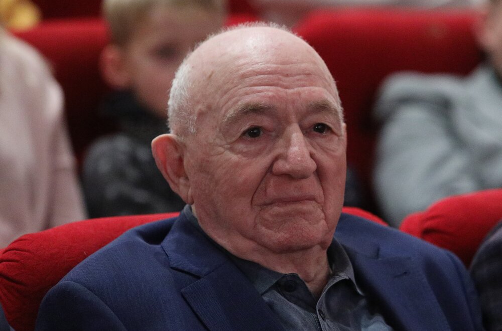 На 100 м году жизни скончался Никита Симонян Ушел из жизни легендарный футболист Никита Симонян олимпийский чемпион по футболу и лучший бомбардир в истории московского Спартака Известно что 20 ноября Симонян почувствовал себя плохо и был госпитализирован Сегодня о его смерти сообщили на Матч ТВ Подписаться на truekpru Читать нас в MAX