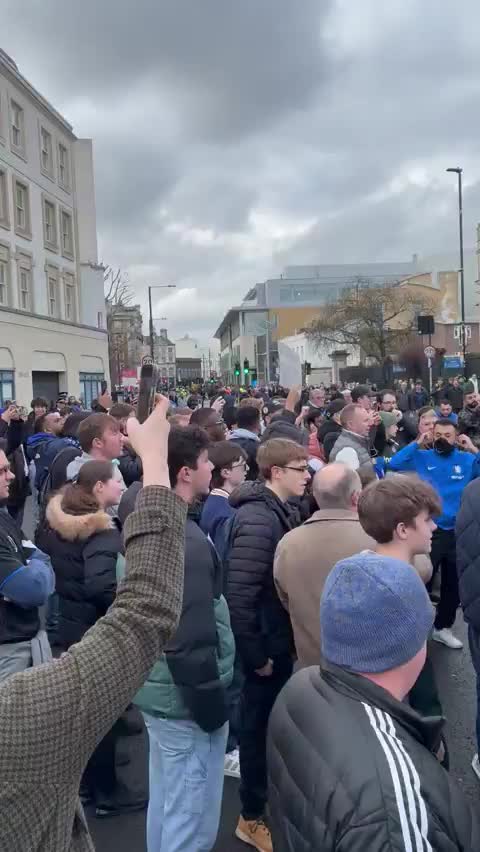 Фанаты Челси требуют возвращения Романа Абрамовича на митинге против новых владельцев