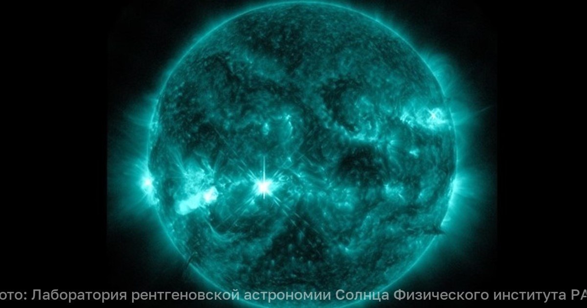 Солнечный ветер будет дуть на Землю со скоростью 750 км с Земляне ещё пару суток будут ощущать на себе геомагнитную активность Об этом предупредили специалисты Лаборатории рентгеновской астрономии Солнца Физического института РАН Причина космической непогоды действие на Землю крупной корональной дыры наблюдающейся на солнечном диске За прошедшие сутки скорость солнечного ветра возросла до 750 км с Сохраняющийся умеренный уровень наблюдающихся геомагнитных возмущений объясняется низкими значениями напряжённости межпланетного магнитного поля Так как признаков снижения скорости ветра не наблюдается то как минимум на текущем уровне геомагнитная активность продержится ещё 1 2 суток возможно дольше отметили учёные