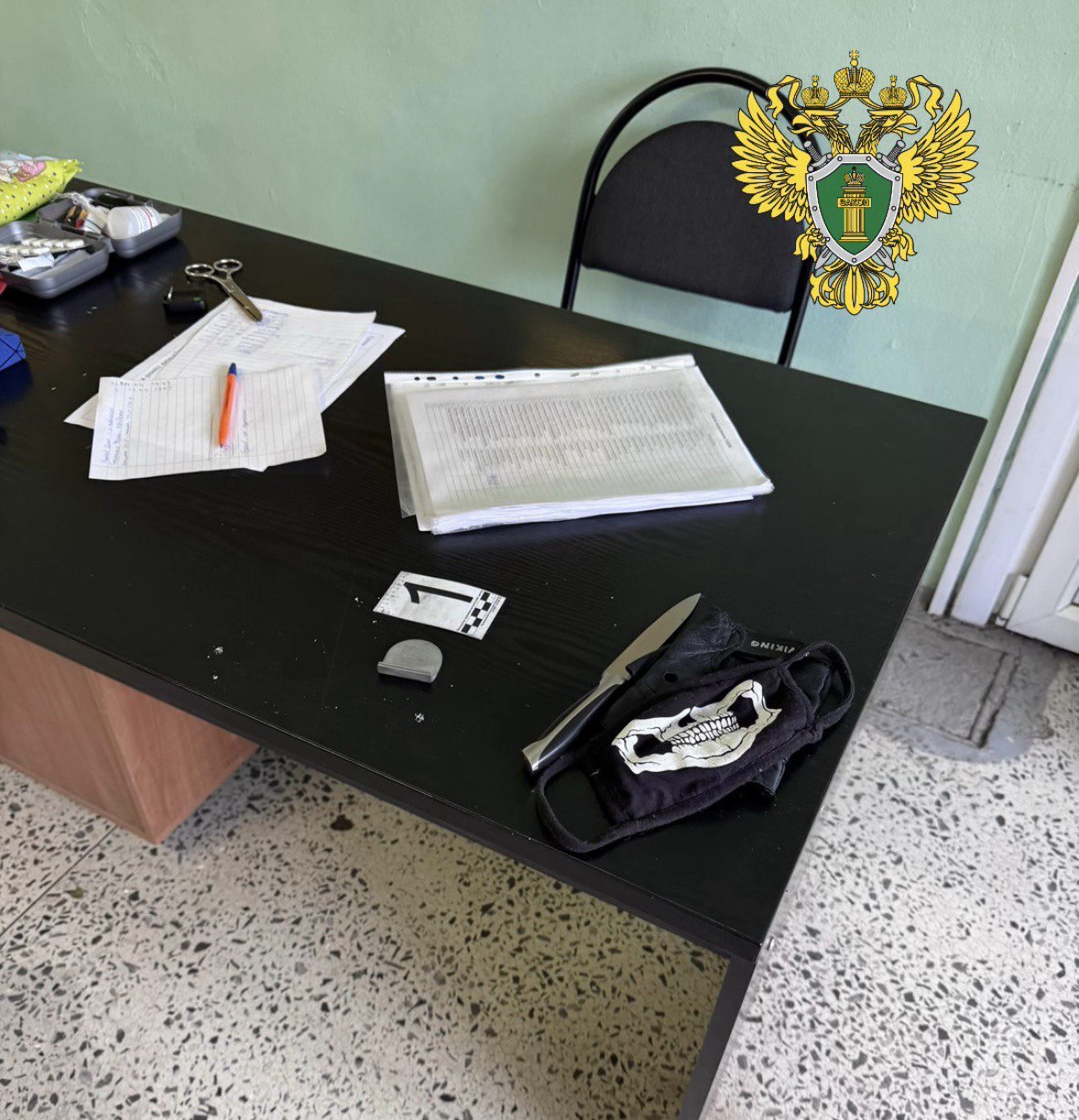 В Архангельской области в суд направлено уголовное дело о нападении на учащихся и преподавателей в образовательной организации Прокуратура Архангельской области и Ненецкого автономного округа утвердила обвинительное заключение по уголовному делу в отношении бывшего учащегося ГБПОУ АО Архангельский техникум строительства и экономики Он обвиняется по ч 3 ст 30 п а б л ч 2 ст 105 ч 2 ст 205 5 УК РФ участие в террористической организации покушение на убийство двух и более лиц по мотиву идеологической ненависти и в связи с выполнением лицами общественного долга По версии следствия молодой человек разделяя идеологию международной террористической организации приискивал и распространял в социальных сетях а также среди обучавшихся совместно с ним студентов информационные материалы пропагандирующие совершение нападений на образовательные учреждения Недовольный результатами своей учебы в техникуме связывая это с предвзятым к нему отношением преподавателей а также руководствуясь своими деструктивными убеждениями он спланировал и подготовил нападение в образовательной организации Реализуя задуманное обвиняемый 28 09 2025 разместил на общедоступном интернет сайте обращение в котором заявил о намерении совершить массовое убийство Вооружившись ножом он на следующий день в техникуме напал на женщину преподавателя и нанес несколько ножевых ранений Пытаясь скрыться нападавший ударил ножом еще одну женщину преподавателя преградившую ему путь к отступлению а также покушался на жизни двух студентов принимавших меры к его задержанию По независящим обстоятельствам а именно в связи с оказанным студентами активным сопротивлением и их слаженными действиям по пресечению нападения молодой человек умысел направленный на совершение массового убийства до конца не довел В результате своевременной медицинской помощи смерть преподавателей не наступила Нападавший был обезврежен и задержан студентами выполнявшими свой общественный долг Уголовное дело расследовано в первом отделе по расследованию особо важных дел о преступлениях против личности и общественной безопасности Следственного управления СУ СК России по Архангельской области и Ненецкому автономному округу и направлено для рассмотрения по существу в суд Видеокомментарий