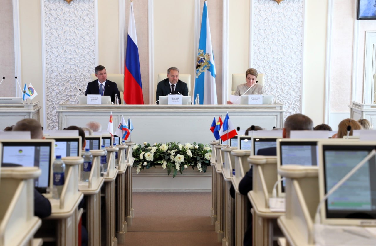 Поморье вновь стало площадкой для конференции Парламентской Ассоциации Северо-Запада России В Архангельске проходит 67-я конференция Парламентской Ассоциации Северо-Запада России. Представители десяти регионов СЗФО спустя восемь лет собрались в столице Поморья, чтобы обсудить актуальные для жителей России и северных регионов вопросы. Среди них – инициативы Архангельского областного Собрания.