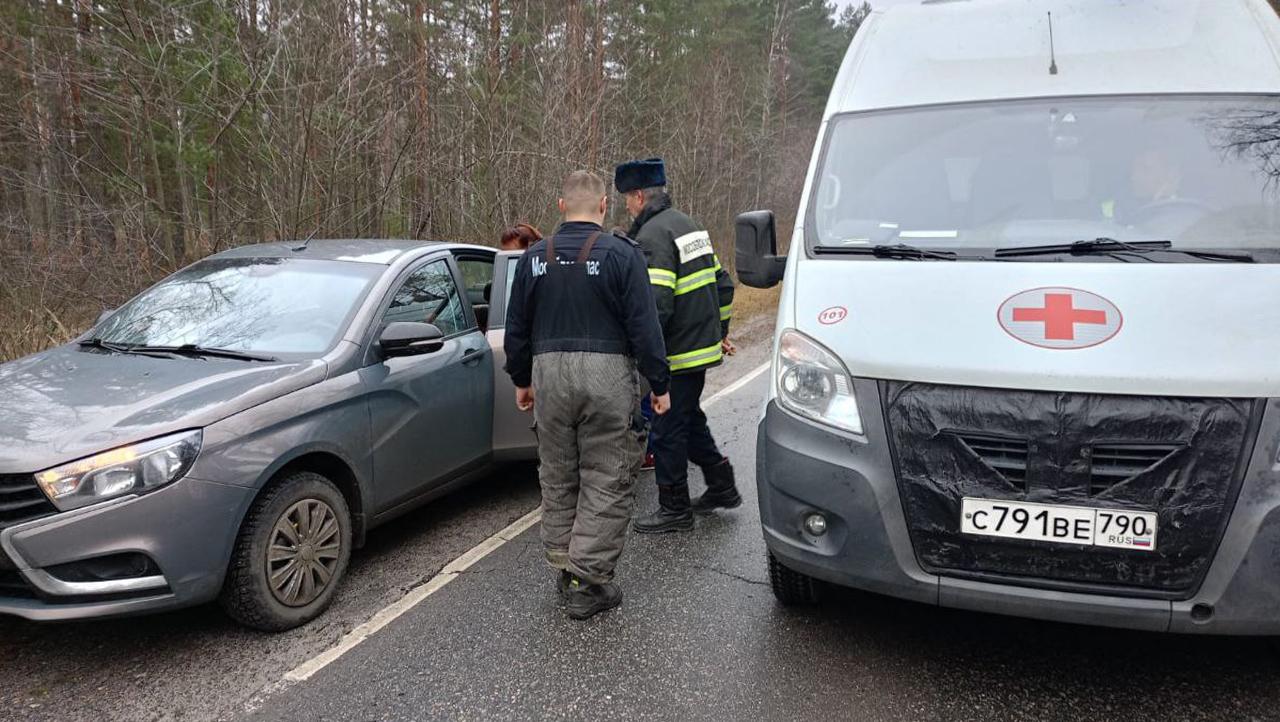 Вчера работники 275-й пожарно-спасательной части #Мособлпожспас пришли на помощь женщине, упавшей в канаву с водой. Инцидент произошел в лесном массиве рядом с поселком Черусти Шатурского округа.   За помощью к спасателям обратился муж пострадавшей. Выяснилось, что супруги прогуливались по лесу, и женщине внезапно стало плохо. Потеряв равновесие, она оступилась и упала в канаву. Вытащить жену самостоятельно мужчина не смог и позвонил в службу #112.    Прибыв на место вызова, работники дежурного караула при помощи подручных средств и спасательных веревок вытянули женщину на берег и укрыли боевой одеждой во избежание переохлаждения. Прибывшие на место происшествия сотрудники скорой помощи осмотрели пострадавшую 1958 года рождения и с подозрением на инсульт госпитализировали в медицинское учреждение.      "Мособлпожспас"