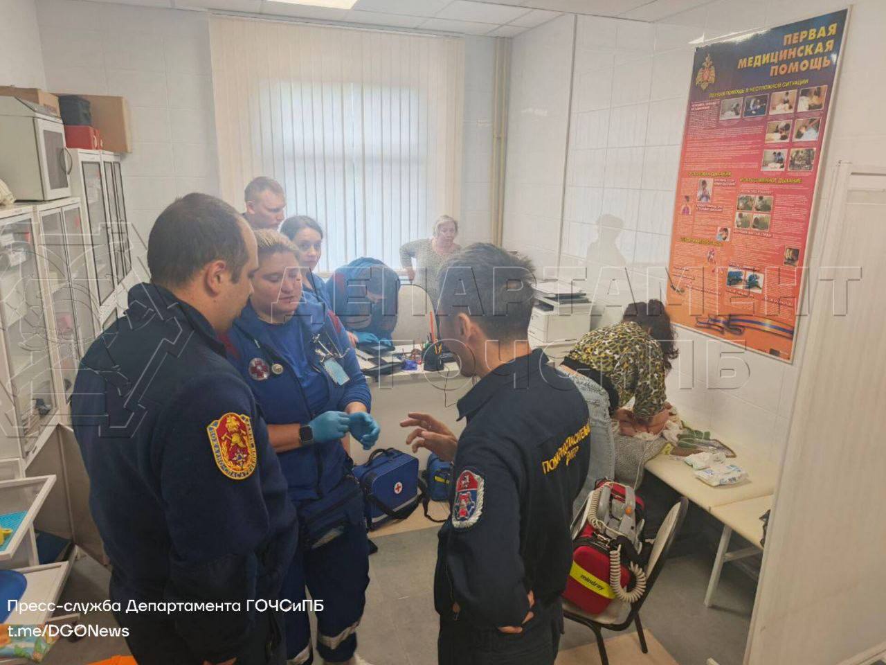 Оказали помощь полуторамесячному малышу в районе Внуково   2-го июля в пожарно-спасательный отряд №206 столичного Пожарно-спасательного центра обратилась молодая семейная пара.  Во время поездки в метрополитене ребёнок подавился детским питанием и стал задыхаться. Родители вышли на ближайшей станции - Внуково, и побежали в пожарно-спасательное подразделение.  Начальник караула ПСО №206 вместе с дежурной сменой отряда осмотрели малыша, освободили дыхательные пути и провели сердечно-легочную реанимацию.   До прибытия бригады скорой медицинской помощи пожарным удалось стабилизировать состояние ребёнка, он самостоятельно начал дышать.  Малыша госпитализировали в лечебное учреждение столицы.  #дгочс #дгоспасает #псц #пожарныеМосквы
