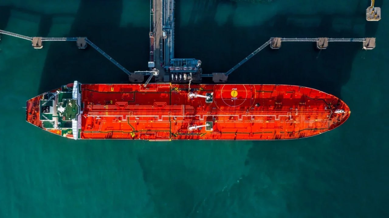 Казахстан потерял почти половину экспорта нефти через КТК Экспорт казахстанской нефти через терминал Каспийского трубопроводного консорциума резко сократился в январе 2026 года сообщает Bloomberg Поставки сорта CPC Blend снизились до 800 900 тыс баррелей в сутки Это на 45 ниже показателей которые закладывали в середине декабря Трейдеры отменили как минимум 21 отгрузку из 45 запланированных Сбои на терминале уже повлияли на рынок и подтолкнули цены вверх Одна из партий CPC Blend недавно торговалась с премией до 1 2 доллара за баррель к Dated Brent при ожидаемом диапазоне в 60 80 центов говорится в тексте Поставки сократились из за совокупности факторов После атаки дронов в ноябре одно выносное причальное устройство перестало работать Второе остаётся на плановом ремонте который обещали завершить ещё в декабре Но штормы в Чёрном море регулярно останавливают погрузку и мешают закончить работы То есть терминал работает с перебоями По данным источников агентства нефтехранилища КТК уже заполнены Из за этого система трубопроводов временно прекратила принимать нефть от производителей Для сохранения прежних объёмов экспорта Казахстану нужны как минимум два исправных причальных устройства третье используется как резерв КТК остаётся ключевым маршрутом поставок казахстанской нефти Страна добывает около 1 8 млн баррелей в сутки но альтернативные маршруты позволяют вывезти лишь около половины этого объёма Сколько нефти из за удара по КТК Казахстан потерял в декабре читайте выше Фото Envato Elements t me orda kz