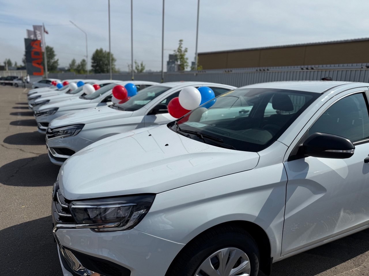 11 новых автомобилей Lada Vesta от Отделения СФР по Иркутской области получили жители региона, которые пострадали на производстве.     Автомобили являются техническими средствами реабилитации и предоставляются при наличии соответствующей рекомендации в программе реабилитации пострадавшего  ПРП .    Каждый автомобиль проходит заводскую адаптацию в соответствии с медицинскими рекомендациями и физическими возможностями конкретного получателя.      Срок эксплуатации автомобиля — не менее семи лет. В течение этого времени владельцы имеют право:     ежеквартально возмещать расходы на топливо и техобслуживание;    ежегодно компенсировать стоимость ОСАГО;   один раз провести капитальный ремонт.      Подать заявление на предоставление транспорта и компенсаций можно:    — через портал госуслуг;  — лично в клиентской службе Отделения СФР по Иркутской области.      Если у вас остались вопросы, звоните в единый контакт-центр: 8-800-100-00-01  режим работы: с понедельника по четверг — с 9:00 до 18:00, в пятницу — с 9:00 до 16:45 . Звонок бесплатный.