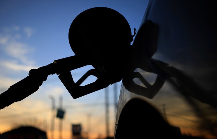 Литва с июля 2026 года хочет ограничить ввоз в страну дизельного топлива в баках фур По данным таможни если из одного грузовика в среднем сливается 500 литров дизельного топлива то в целом ежесуточно этот объем достигает около 100 тысяч литров что может привести к потере государством налогов на сумму до 2 2 млн евро в месяц до 26 5 млн евро в год Комментируя предупреждение Литовской национальной ассоциации автоперевозчиков Linava о том что Литва таким образом нарушит международное соглашение с Россией и Белоруссией глава Минфина Криступас Вайтекунас заявил что договоры не ратифицированы поэтому рисков нет Фото Luke Sharrett Bloomberg Getty Images interfaxonline