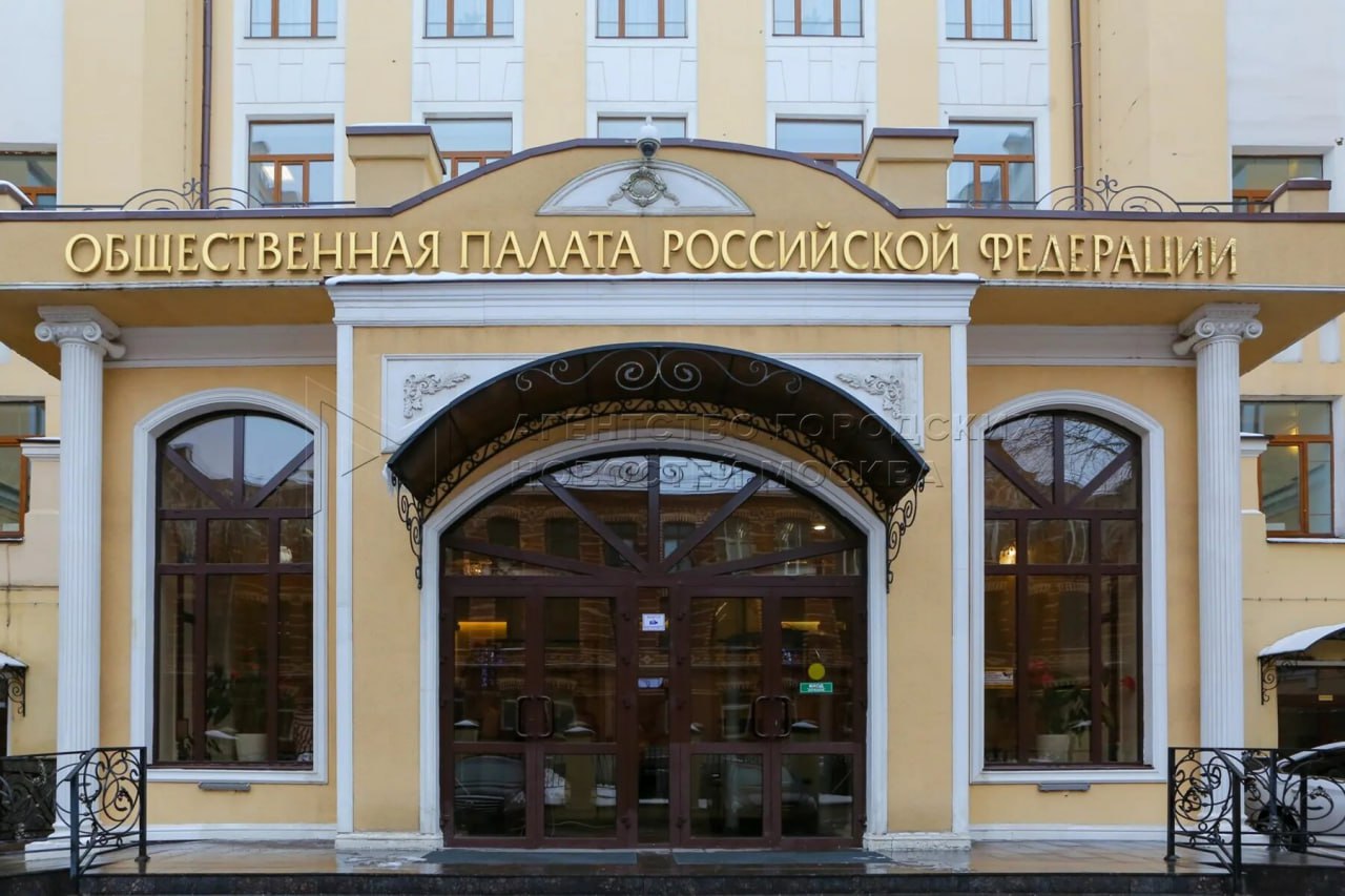 28 октября в Общественной палате состоялось пленарное заседание на тему Книга и ребёнок ценности воспитание будущее Его главные тезисы   Запуск детской книжной карты под рабочим названием Золотой ключик откладывается до 15 сентября 2026 года когда Правительство утвердит финансирование проекта Её номинал составит 3000 руб и позволит купить только те книги которые пройдут экспертизу в специально созданных для этого советах научного на базе Минпросвещения и общественного при РКС   По результатам проведенного РКС исследования семейного чтения охватившего 500 тыс родителей из 87 регионов РФ выяснилось что почти 80 начинают читать книги детям до двух лет Но лишь 11 4 родителей читает детям ежедневно а почти 60 только по просьбе ребенка или вовсе редко   В сегодняшней России работают 1116 авторов пишущих для детей Средний возраст детского писателя 53 года причем женщин большинство 75 И на книжном рынке представлен 81 отечественных авторов и лишь 19 зарубежных Источник Российский книжный союз