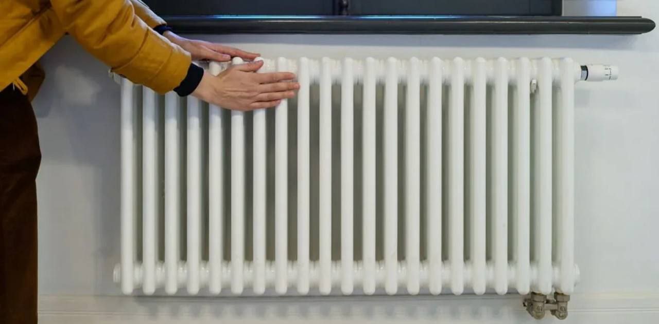 Россиянам напомнили о праве на перерасчет за плохое отопление в квартире Жильцы многоквартирных домов могут получить перерасчет платы за отопление в случае если фактическая температура в помещении ниже установленных нормативов заявил первый зампред комитета Госдумы по строительству и ЖКХ Сергей Колунов По его словам нормы составляют 18 20 градусов внутри квартир и не ниже 16 градусов в коридорах Если показатели ниже граждане вправе требовать перерасчет