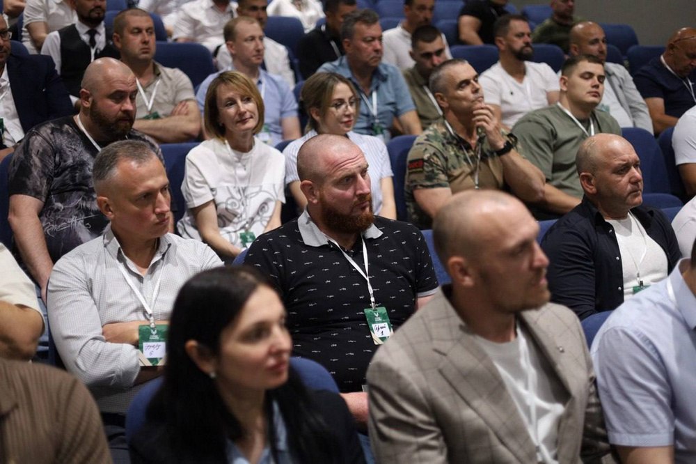 В Краснодаре стартовали очные мероприятия кадрового проекта «Герои Кубани» С 03 по 05 июля в них примут участие около 300 человек, успешно прошедших предыдущие отборочные этапы – тестирование и собеседование. От имени губернатора Краснодарского края Вениамина Кондратьева участников проекта поприветствовал его заместитель Александр Топалов. – Все вы уже вошли в кадровый резерв Краснодарского края. У всех разный опыт и сферы интересов, но прежде всего – уникальный потенциал. Наша главная задача – помочь вам раскрыть его и применить на практике, на благо региона и всей страны, – отметил Александр Топалов. Начало образовательной программы запланировано на 01 сентября. Участников проекта «Герои Кубани» ждут деловые игры, образовательные блоки, командная работа, встречи с экспертами и наставниками. «Герои Кубани» – региональный аналог федерального проекта «Время героев», который запустили в 2024 году в рамках поручения Президента РФ Владимира Путина. Программа направлена на поддержку и профессиональную адаптацию ветеранов и участников специальной военной операции. Проект проводят в партнерстве с Президентской академией РАНХиГС, его реализация находится на личном контроле губернатора Вениамина Кондратьева. Пресс-служба администрации Краснодарского края