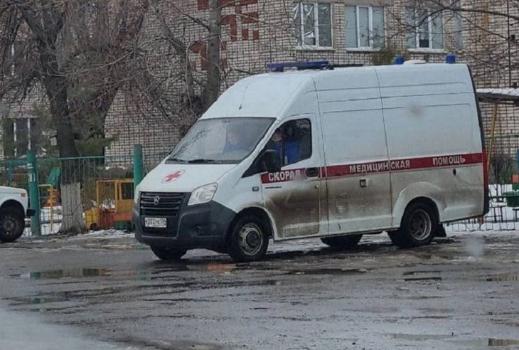 В Михайловке Волгоградской области сегодня, 5 марта, вновь продолжилась череда эвакуаций. Как рассказали ИА «Высота 102» местные жители, пришлось срочно выводить на улицы воспитанников двух детских садов из-за угроз о минировании. В сети появились кадры групп малышей, которых спешно вели воспитатели.   Также временно прекращалась работа автовокзала. Корреспонденту ИА «Высота 102» в Михайловском автовокзале подтвердили факт эвакуации сотрудников, однако заверили, что это не повлияло на график движения автобусов, которые проходят через автовокзал.    Подробнее