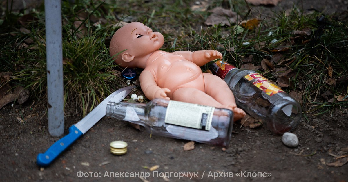 В Челябинске в диване съёмной квартиры нашли тело 5 летней девочки В Челябинске владелец съёмной квартиры после выселения жильцов нашёл в диване тело 5 летней девочки с колото резаными ранениями Об этом сообщили в региональном Следственном комитете в понедельник 3 ноября По данным следствия квартиру арендовала 43 летняя женщина с ребёнком Мать погибшей объявили в розыск также сотрудники правоохранительных органов устанавливают причастных к совершению преступления назначена судебно медицинская экспертиза