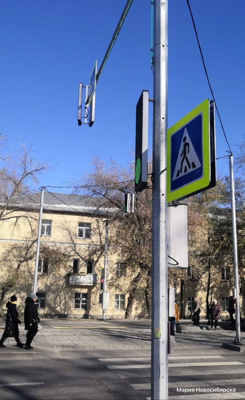 ИИ против пробок интеллектуальную транспортную систему планируют внедрить в Новосибирске В городе будут бороться с пробками при помощи интеллектуальной транспортной системы Она будет анализировать дорожную ситуацию в реальном времени корректировать работу светофоров и помогать разгружать ключевые магистрали Итоги закупки подвел Городской центр организации дорожного движения Работы разделены на два этапа и рассчитаны до осени 2027 года Бюджет 275 2 млн рублей из федеральных областных и муниципальных средств сообщате мэрия НОВОСИБИРСК СЕГОДНЯ Новосибирск