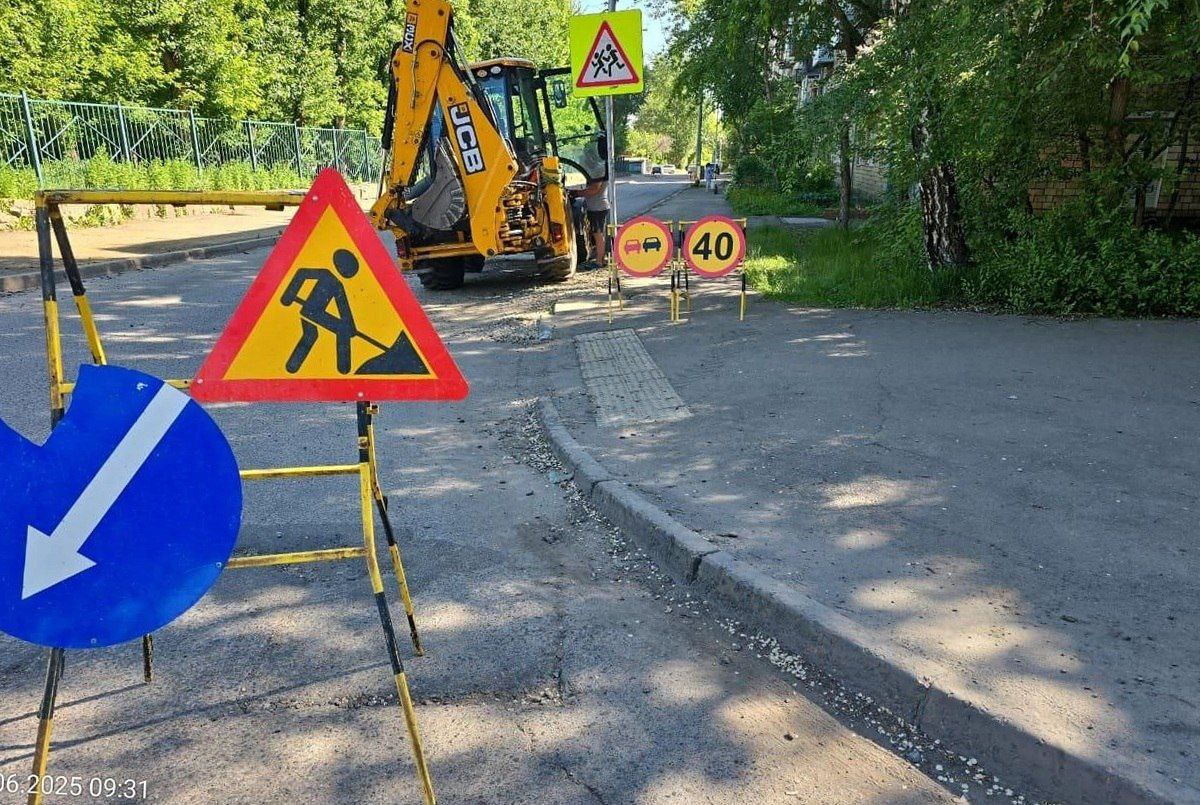 Красноярцев предупредили о затруднении движения на улице Баумана В Октябрьском районе Красноярска продолжается активная стадия благоустройства улицы Баумана. Здесь устанавливают бордюрный камень, отсыпают газоны и подготавливают проезжую часть к укладке асфальта. Ранее там завершили капитальный ремонт водопровода, заменив порядка 800 метров труб. В «КрасКоме» уточнили, что полного перекрытия дороги нет, однако в часы работы дорожной техники проезд для личного транспорта может быть затруднен. Водителям рекомендуется заранее планировать маршрут, учитывая ограничения на этом участке. Ориентировочный срок завершения работ — конец июня. Фото: «КрасКом»