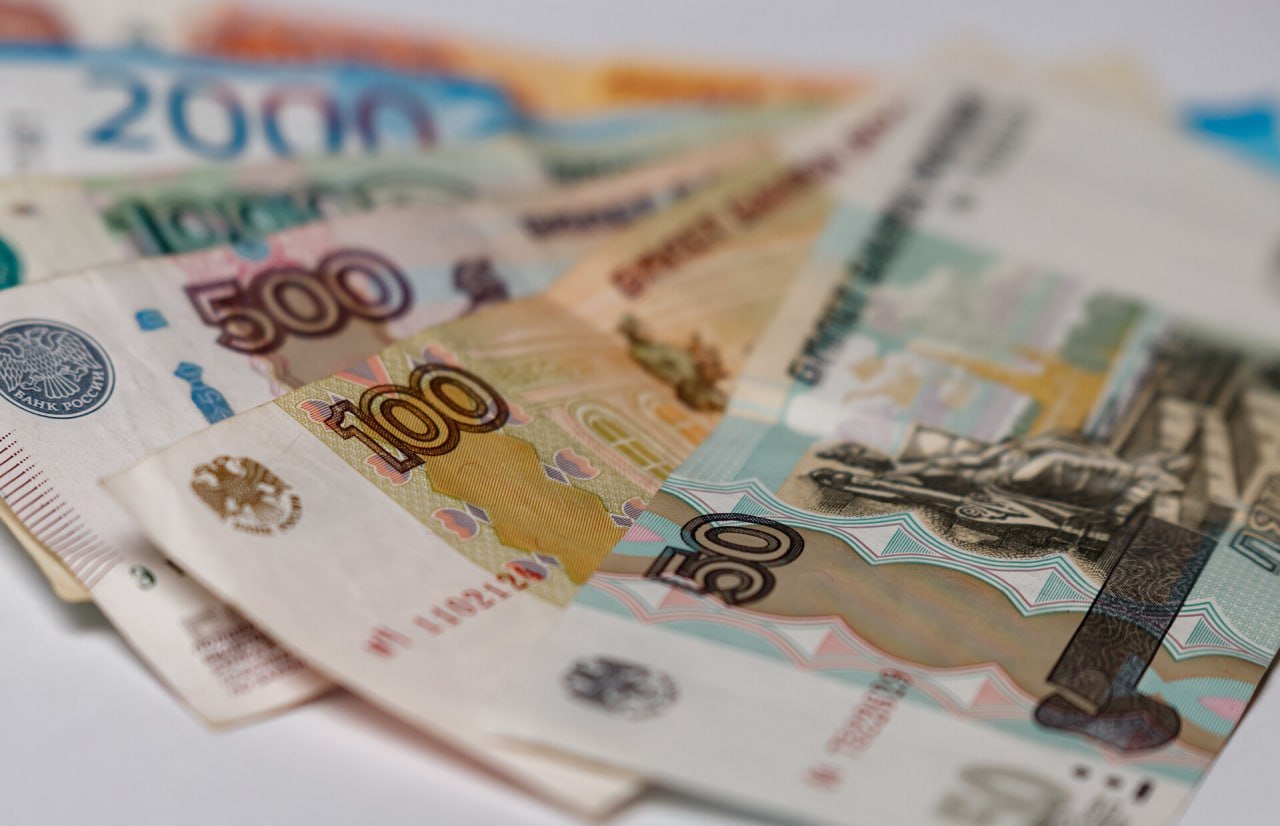 Будущих педагогов в Хабаровском крае «поддержат рублем» С 1 сентября студенты, обучающиеся на педагогов в вузах по программам целевого обучения, будут получать дополнительную выплату к стипендии за счет бюджета края. Об этом сообщил губернатор Дмитрий Демешин. Студенты приоритетных направлений педагогической подготовки, таких как математика, физика, информатика, химия и биология, будут получать выплаты в размере 20 тысяч рублей, студенты других направлений педагогической подготовки – 10 тысяч рублей. Кроме того, ежемесячные выплаты также будут положены и уже работающим педагогам, не имеющим собственного жилья. «Если нет собственного жилья, приходится его снимать, будем доплачивать ежемесячно: до 10 тысяч рублей в городах; до 5 тысяч рублей в сельской местности», – добавил Дмитрий Демешин. Будь в курсе событий.