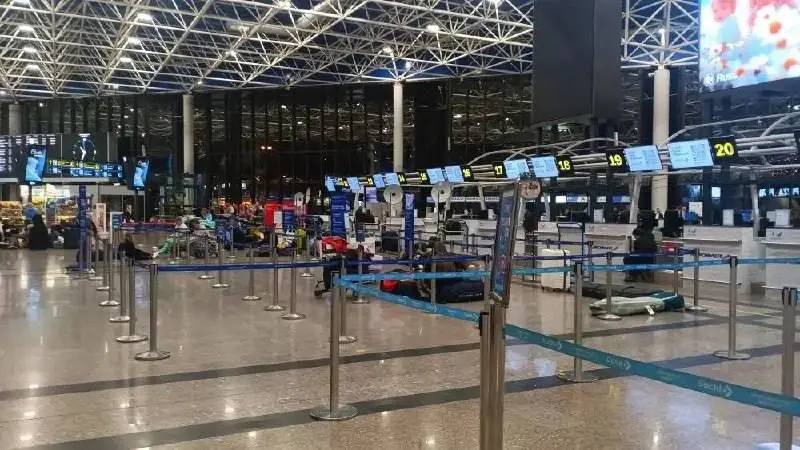 Вылет 14 рейсов задержали из аэропорта Сочи Воздушная гавань города работает в штатном режиме по фактическому расписанию Самолеты ушедшие на запасные аэродромы прибывают в сочинский аэропорт Все рейсы будут обслужены и отправлены в города назначения Следить за расписанием прилета и вылета рейсов можно на онлайн табло аэропорта SOCHI TODAY в MAX