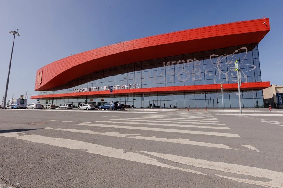 Аэропорт Челябинска отменил отдельный тариф за регистрацию по предупреждению ФАС После предупреждения ФАС России аэропорт Челябинска отменил отдельный тариф за использования платформы для регистрации пассажиров В пресс службе УФАС по Челябинской области пояснили во время проверки выяснилось что несколько аэропортов устанавливали тариф за регистрацию пассажиров самостоятельно хотя эти расходы должны включаться в базовый тариф который регулируется государством Всего ФАС России направила 15 предупреждений операторам аэропортов Помимо Челябинска в списке воздушные гавани Благовещенска Волгограда Екатеринбурга Калининграда Краснодара Нижнего Новогорода Оренбурга Перми Самары Сочи Тобольска   Подписаться на chelkp Мы в MAX