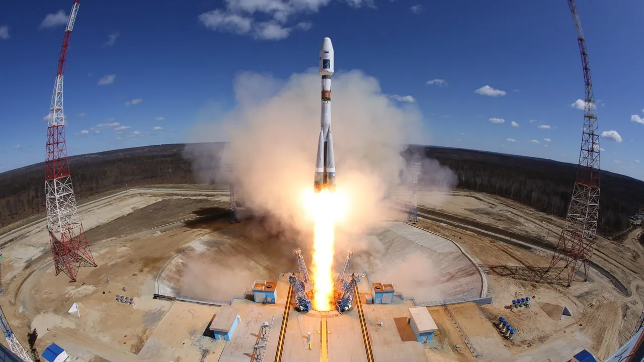 10 лет назад состоялся первый запуск с российского космодрома Восточный 28 апреля 2016 года в 5 01 по московскому времени ракета носитель Союз 2 1а успешно стартовала с космодрома и спустя два с небольшим часа вывела на орбиту три искусственных спутника Они предназначались для научных исследований Восточный начали строить в 2012 году как альтернативу Байконуру который Россия арендует у Казахстана Место для нового космодрома выбрали в Амурской области недалеко от границы с Китаем К 2016 году завершили работы по возведению комплексов для запуска ракет среднего класса типа Союз 2 а в 2024 году состоялся первый запуск тяжелой ракеты Ангара А5 Всего с космодрома стартовали 21 ракета носитель которые вывели на орбиту более 400 космических аппаратов Космодром Восточный изображен на банкноте номиналом 2000 рублей выпущенной в 2017 году Марина Лысцева ТАСС POOL Sputnik Подпишись на Окно в Россию Окно в Россию в Max