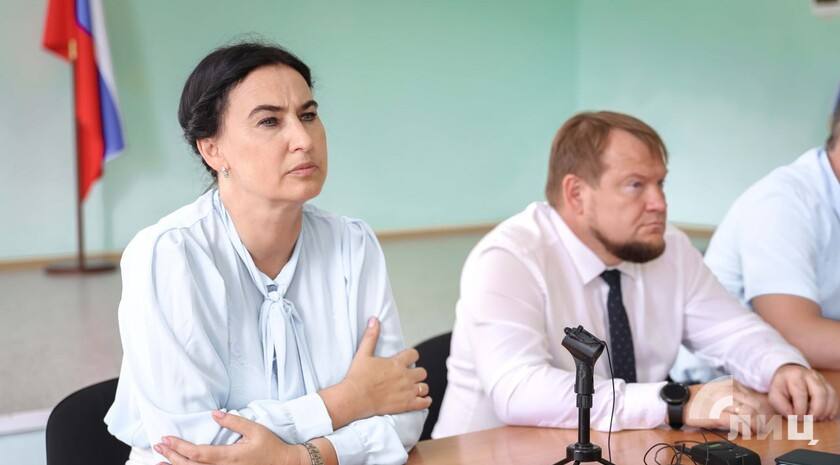Специалисты начнут восстанавливать мост через реку Северский Донец для обеспечения проезда в Счастье в сентябре. Об этом в ходе встречи с жителями города в рамках проекта «Муниципальный диалог — решаем вместе» сообщила временно исполняющая полномочия главы города Яна Пащенко.  «Заканчиваем проект  восстановления моста — прим. ЛИЦ . С сентября приступаем к работе», — сказала она, отвечая на вопрос ЛИЦ.  Ранее министр инфраструктуры и транспорта ЛНР Альберт Апшев сообщил, что проект восстановления моста у Счастья предполагает создание четырех полос движения.