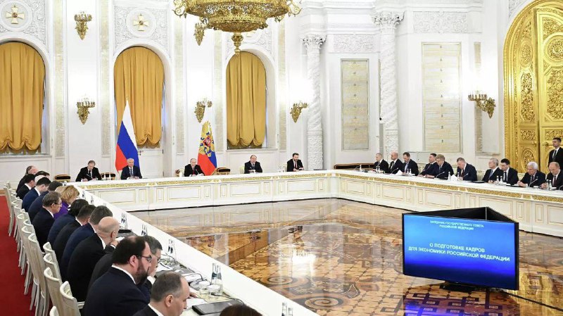 Алтайскому краю потребуется около 170 тысяч специалистов в ближайшие семь лет Как сообщил губернатор Виктор Томенко такая потребность в кадрах была озвучена по итогам заседания Госсовета в Кремле 25 декабря под председательством президента России Владимира Путина прошло заседание посвящённое подготовке кадров для экономики Глава государства подчеркнул важность этой работы и отметил что в регионах она должна быть закреплена за конкретными помощниками руководителей Фото РИА Новости Сергей Бобылев  Бросай объявления и резюме в нашего бота Rabota22AltayBot