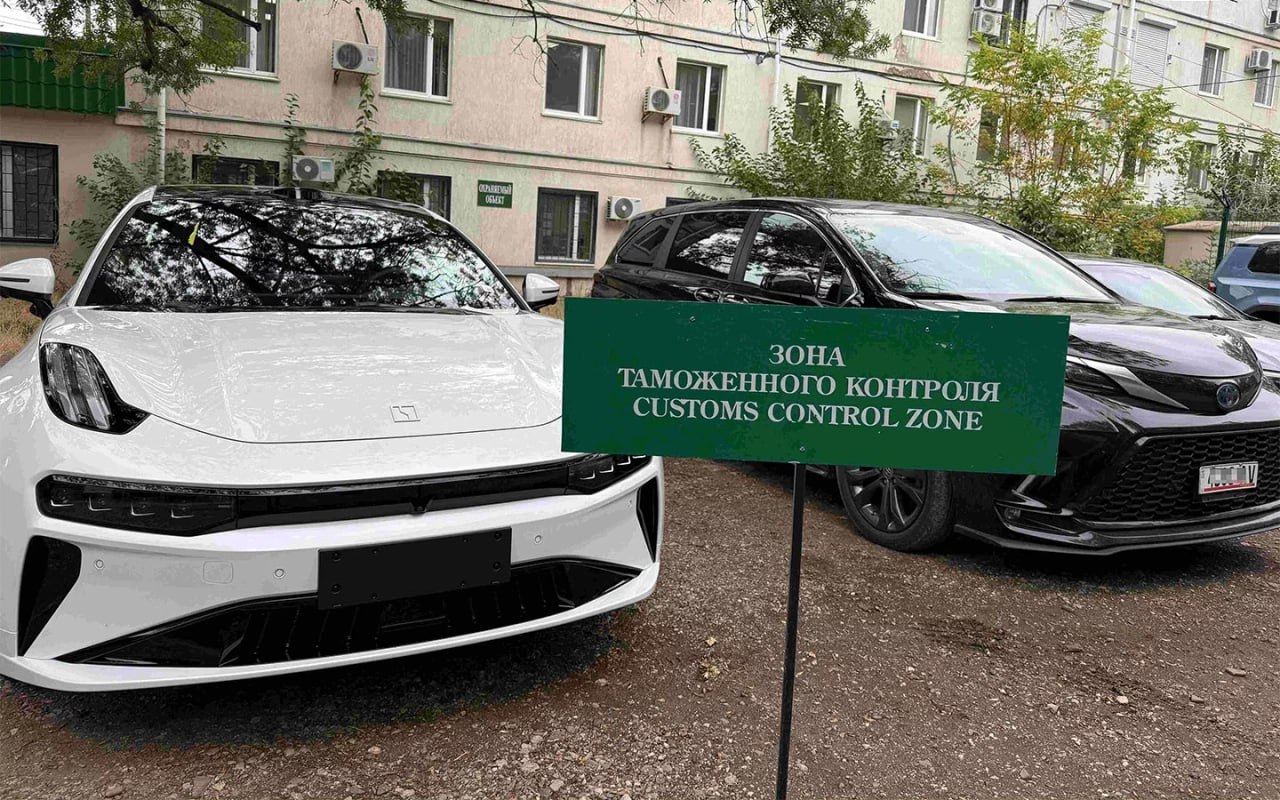 Ошибками ФТС при взимании утиля занялась Генпрокуратура Ведомство сообщило что таможенники недостаточно внимательно проверяли расчёты автовладельцев Из за этого людям потом приходилось доплачивать не только сам сбор но и пени Чаще всего проблемы возникали с машинами ввезёнными из Армении и Казахстана Кроме того сотрудники таможни порой поздно определяли что автомобили ввозятся для коммерческих целей хотя заявлялись как личные Ведомство потребовало от ФТС наладить контроль за начислением утильсбора и усилить руководство региональными таможенными управлениями Ранее Autonews рассказывал о массовых случаях доначисления утильсбора на автомобили привезенные из Армении