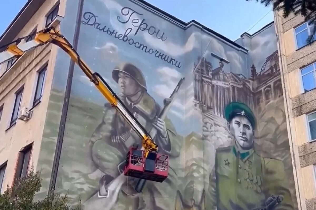 В Хабаровске увековечили память легендарных воинов дальневосточников Новый мурал посвященный героям Великой Отечественной войны украсил фасад одного из зданий Хабаровска На мурале запечатлены два легендарных бойца снайпер Максим Пассар и артиллерист Петр Кагыкин Максим Александрович Пассар потомственный охотник нанаец и легендарный снайпер Сталинградской битвы Он добровольцем ушел на фронт и стал одним из самых результативных стрелков уничтожив 237 солдат и офицеров противника Пётр Петрович Кагыкин до войны жил и трудился в селе Ленинское Еврейская АО тогда часть Хабаровского края Служил в погранвойсках на Дальнем Востоке на войне прошел путь от Курской дуги до Берлина Участвовал в водружении Красного Знамени над Рейхстагом в составе группы капитана В Макова 30 апреля 1945 года Удостоен звания Героя Советского Союза 1946 Хабаровск