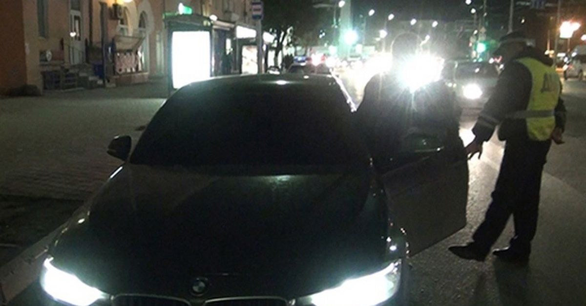 В Приморье водителя арестовали на 5 суток за повторную тонировку В Приморском крае на пять суток арестовали 23 летнего водителя Toyota Noah снова пойманного с полностью тонированными стёклами Инспекторы ДПС остановили автомобиль из за наглухо затемнённых стёкол которые не соответствовали техрегламенту Выяснилось что в феврале 2025 года молодой человек уже привлекался за аналогичное нарушение В этот раз он отказался выполнять требования сотрудников полиции за что и получил протокол по статье о неповиновении В суде водитель признал вину однако его всё равно арестовали на пять суток Машину отправили на спецстоянку а также оформили материал за управление без права управления Реклама Поддержать канал Остались вопросы