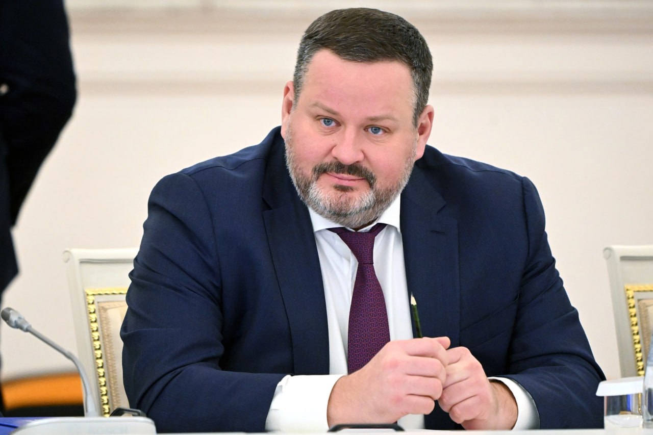 В России предложили дать беременным возможность работать дистанционно а молодым матерям сократить рабочий день на час Инициативу в интервью изданию Эксперт озвучил министр труда и социальной защиты Антон Котяков По его словам работодатели должны предоставлять женщинам находящимся в положении опцию удалённой работы либо гибкий график Если речь идёт о периоде беременности то будущей маме нужно предоставить возможность работать в дистанционном или в гибком формате Те кто уже родил ребёнка и должен за ним ухаживать должны иметь возможность оставить его в специальной детской комнате на территории предприятия Кроме того рабочий день для молодых мам должен быть сокращён на час Если это уже мама у неё должна быть возможность допустим оставить ребёнка в специальной детской комнате на территории вуза завода на час сократить рабочий день и так далее Министр отметил что государство не должно ставить женщин перед выбором между родами и карьерой обеспечив все условия поддержки для молодых семей В их числе продление работы детских садов и возможность официального ухода с работы по семейным обстоятельствам Нам необходимо создать такие условия чтобы женщины могли и карьеру строить и заниматься воспитанием детей Не получится девушек запереть дома для того чтобы они только рожали Они не должны стоять перед выбором или я себя реализую в профессии или я рожаю Чтобы была возможность продлить время пребывания в детском саду чтобы можно было с работы в порядке вещей уйти пораньше отпроситься на детский утренник отправить ребёнка в лагерь и так далее