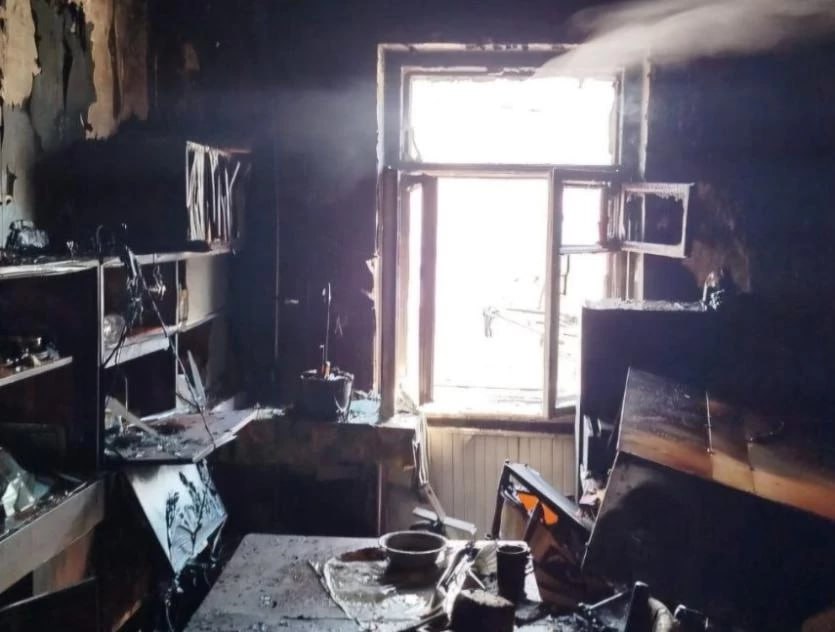 Челябинец пострадал при пожаре в пятиэтажке в Металлургическом районе В Челябинске загорелась квартира в пятиэтажке по улице Сталеваров. Её хозяина госпитализировали. Как сообщили сегодня, пятого мая, в ГУ МЧС России по Челябинской области, пламя разгорелось в комнате на площади шести квадратных метров. «Хозяин квартиры успел покинуть опасную зону, после осмотра медслужбой он был госпитализирован», – уточнили в пресс-службе. С верхних этажей огнеборцы эвакуировали двух человек, ещё 10 человек, в том числе один ребенок, спаслись самостоятельно. По предварительным данным причиной пожара стал аварийный режим работы электросети. URALPRESS.RU