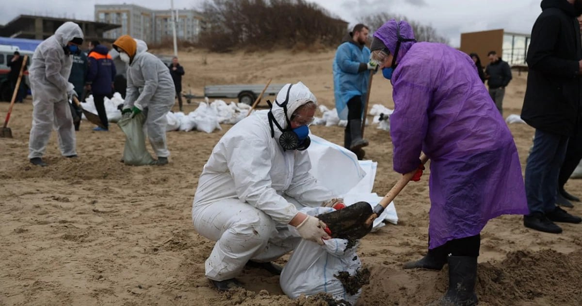 Жители Анапы пожаловались на нехватку бонов  По данным «Базы», жители сами установили боновые заграждения на реках Анапка, Можепсин, несколько штук в море. По мнению местных жителей, бонов не хватает.  Волонтёры из Анапы пожаловались, что их не допустили на встречу с Кондратьевым. Людям рассказали, что зал якобы был заполненным, когда в действительности этого не было. Тем, кто смог прийти на встречу с главой региона, запретили снимать видео и задавать вопросы.  Фото: Оперштаб Кубани  УТРЕННИЙ ЮГ   подпишись