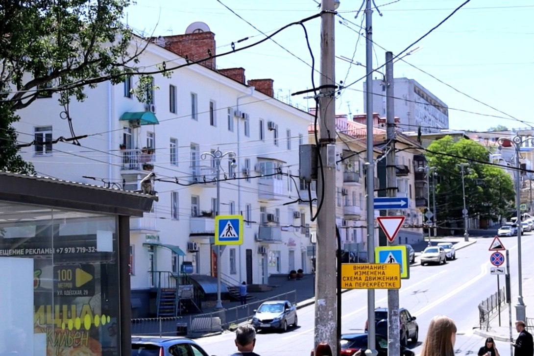 Рекламное агентство оштрафовано на 200 000 руб. за незаконную звуковую рекламу в Севастополе. Прокуратура Ленинского района Севастополя по жалобе местного жителя провела проверку и выявила, что рекламное агентство нарушило закон, размещая звуковую рекламу через громкоговорители на опорах контактной сети возле остановки «Водоканал» на ул. Адмирала Октябрьского. Согласно законодательству, запрещено распространять звуковую рекламу с использованием оборудования, установленного на уличных конструкциях. Агентство игнорировало эти требования, создавая дискомфорт для жителей. Прокуратура возбудила дело по ч. 1 ст. 14.3 КоАП РФ «Нарушение законодательства о рекламе» . После рассмотрения материалов Крымское УФАС России вынесло штраф в размере 200 тыс. рублей. Компании внесли представление с требованием устранить нарушения. Первый Севастопольский