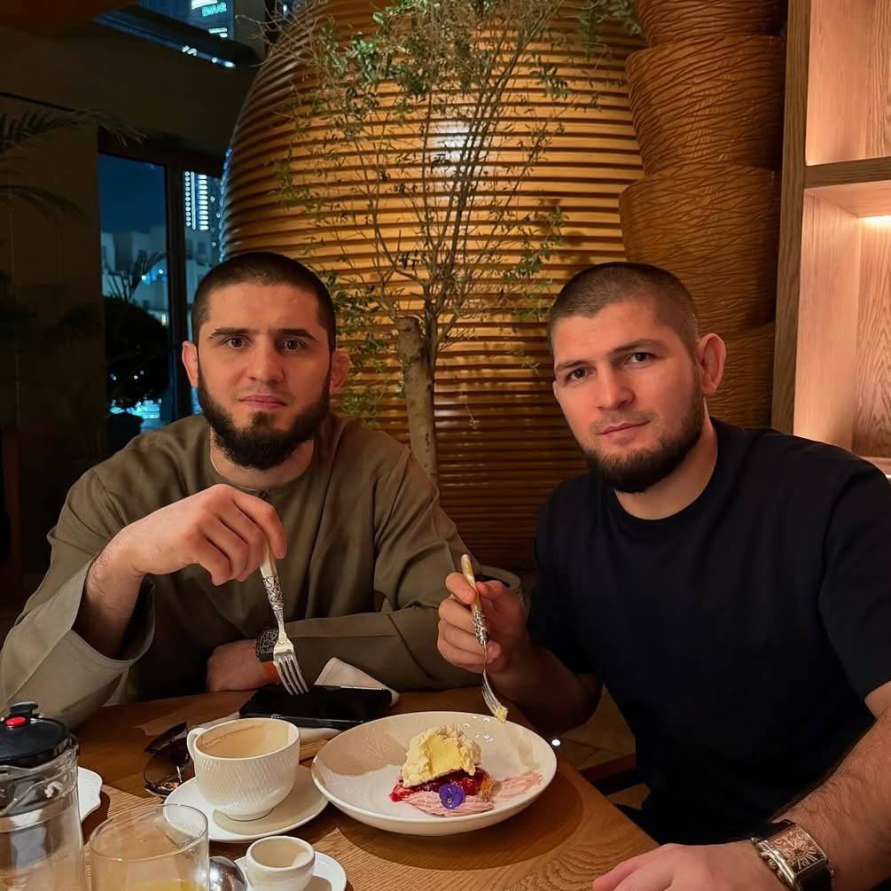 Махачев собрался за вторым поясом UFC На турнире UFC 315 сменился чемпион в полусредней весовой категории, титул получил австралиец Джек Делла Маддалена. «Пора становиться двойным чемпионом. Поехали», — написал россиянин в соцсетях после боя.