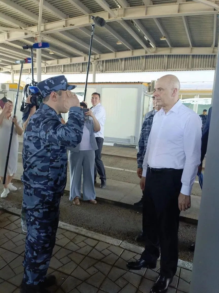 Антон Силуанов протестировал систему СПОТ на границе в Оренбуржье Сегодня в Оренбуржье с рабочим визитом побывал министр финансов России Антон Силуанов Вместе с главой Федеральной таможенной службы Валерием Пикалёвым и замминистра транспорта Валентином Ивановым на автомобильном пункте пропуска Маштаково они протестировали новую систему СПОТ национальную систему подтверждения ожидания поставки товаров Система уже больше месяца работает в тестовом режиме на автомобильных пунктах пропуска на границе России со странами ЕАЭС Она способна пресекать фиктивные поставки и исключает схемы уклонения от уплаты налогов С 1 июня СПОТ заработает в полном объёме без QR кода фуру через границу не пропустят ВЕСТИ ОРЕНБУРЖЬЯ в telegram в MAX ВКонтакте