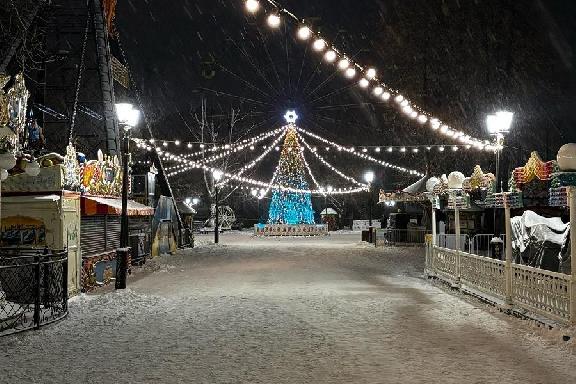 Стал известен режим работы тамбовских учреждений допобразования и культуры в новогодние праздники Новогодние каникулы можно провести не только дома за просмотром телевизора и поеданием салатов Тамбовские учреждения дополнительного образования и культуры будут готовы принять жителей города и гостей областного центра Правда по измененному графику Спортивные школы Тамбова в основном начнут работать с 9 января Тамбовский молодежный театр откроет двери 2 января с 9 часов а КДЦ Мир готов принять гостей уже в первый день нового года Попасть в городские библиотеки можно будет с начала следующей недели Парк культуры и отдыха не прекратит работу ни на один день Все новогодние каникулы родителей и детей ждут различные активности Любовь Молодцова vk com   ИА Онлайн Тамбов ру