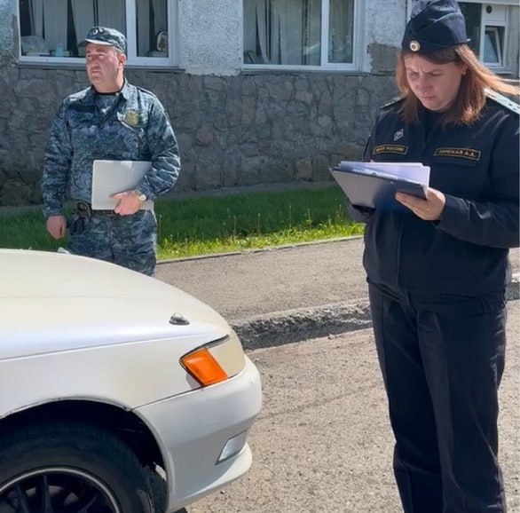 Должница из Вилючинска приехала к приставам на машине и соврала, что её нет 40-летняя жительница Вилючинска, накопившая 300 тысяч рублей долгов, пыталась обмануть судебных приставов. Женщина сказала, что её машина давно сломана, но оказалось, что это неправда. Нажмите для подробностей -