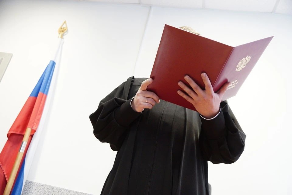 Взяток оказалось больше чем думали экс сотруднику отдела по борьбе с коррупцией в Челябинке вынесли новый приговор Как выяснилось экс полицейский получил 250 тыс рублей от бизнесмена В обмен на подношение предприниматель просил вернуть изъятые у него смеси и устройства для курения Как сообщили в СУ Следственного комитета по Челябинской области теперь суд приговорил бывшего сотрудники МВД к семи с половиной годам заключения в колонии строгого режима оштрафовал на 750 тыс рублей и запретил возвращаться на госслужбу в течение четырех лет Вдобавок мужчину лишили звания капитана полиции   Подписаться на chelkp Мы в MAX