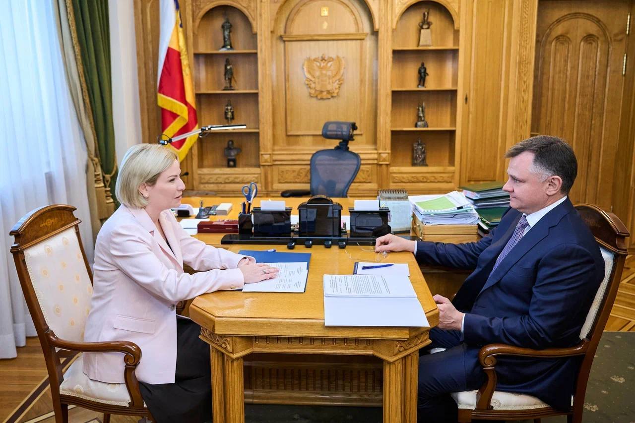 Посетила Ростов-на-Дону с рабочим визитом  В ходе поездки в Ростовскую область обсудила с врио Губернатора Юрием Слюсарем актуальные вопросы развития культурной сферы региона. В центре внимания — капитальный ремонт здания бывшей мужской гимназии в Таганроге, где учился Антон Павлович Чехов. Объект имеет высокую историко-культурную ценность, и его восстановление важно не только для региона, но и для всей страны.  Отдельно обсудили итоги реализации нацпроекта «Культура» и перспективы нацпроекта «Семья». В регионе активно реализованы мероприятия по оснащению 16 модельных библиотек, 60 детских школ искусств и училищ, а также 18 музеев — результаты этой работы ощущаются уже сегодня.  Отдельно хочется отметить активное развитие программы «Пушкинская карта» — участниками уже стали 90% молодёжи региона.   Вместе посетили Донскую государственную публичную библиотеку — важный культурно-просветительский центр. В одном из крупнейших книжных хранилищ страны более 5 миллионов изданий, включая свыше 1700 книжных памятников. Библиотека не только сохраняет культурное наследие, но и внедряет современные технологии в библиотечную систему Ростовской области.  Также осмотрела экспозиции Ростовского областного музея краеведения, в фондах которого хранится около 380 тысяч предметов, охватывающих все этапы истории Донского края. В музейной коллекции -  уникальные артефакты, включая золотые находки археологов из курганов и древних поселений. Музей бережно хранит и представляет природные богатства, а также материальную и духовную культуру многонациональной Ростовской области.