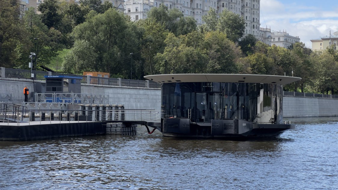 Пять остановочных комплексов Ecostation произвела для Москвы Пермская судоверфь Пермская судоверфь завершила производство и спустила на воду очередную партию из пяти остановочных комплексов Ecostation предназначенных для эксплуатации на Москве реке Эти инновационные конструкции совмещают функции плавучих причалов и зарядных станций для электрического речного транспорта Еще пять уникальных остановочных комплексов Ecostation изготовлены на Пермской судоверфи и будут отправлены в столицу Плавучий причал не имеет аналогов в мире Очередную партию комплексов произвели в этом году а в начале октября спустили на воду сообщили в пресс службе правительства Пермского края Каждый из комплексов будет дооснащен в Москве На них установят стеклянные навесы и смонтируют электрические системы Ecostation используются для комфортной посадки и высадки пассажиров а также для ожидания речных маршрутов в благоустроенной зоне Комплексы также предназначены для зарядки речного электротранспорта на Москве реке пресс служба правительства Пермского края   Подписаться   Дать буст Мы в MAX