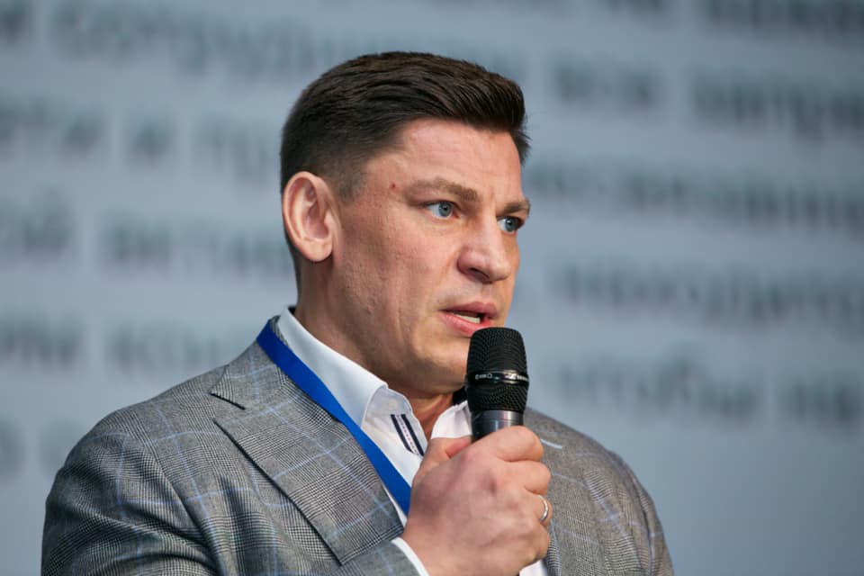 Советник гендиректора HeadHunter впал в кому после пластической операции Виталия Терентьева подключили к ИВЛ Мужчине проводили процедуру липосакции живота в частной клинике накануне Но после операции начались осложнения Вызвали скорую помощь Терентьева экстренно госпитализировали Присоединяйся к нам в MAX   max ru shot