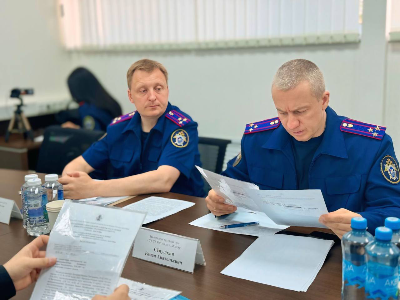 В столичном СК прошли тематические приемы граждан по вопросам нарушения имущественных прав детей-сирот и детей, оставшихся без попечения родителей   Заместитель руководителя Главного следственного управления Следственного комитета Российской Федерации по городу Москве полковник юстиции Роман Анатольевич Сёмушкин совместно с сотрудниками подразделений аппарата Главного управления, а также с руководителем одного из благотворительных фондов Москвы провел тематические личные приемы граждан по вопросам нарушения прав детей-сирот и детей, оставшихся без попечения родителей, на предоставление жилья.  Роман Анатольевич принял свыше 20 граждан. Подчеркнув, что сотрудники московского ведомства обладают необходимыми компетенциями и готовы предоставить всестороннюю юридическую поддержку для эффективного разрешения волнующих граждан проблем.  Офицеры ГСУ СК России по г. Москве, а также представители органов власти и различных благотворительных организаций столицы, регулярно проводят комплексную работу, направленную на решение проблем, связанных с нарушением жилищных прав детей-сирот и детей, оставшихся без родительской опеки.