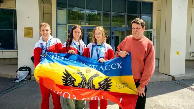 Новочеркасские пловцы успешно выступили на соревнованиях в Ростове. В Ростове-на-Дону прошел Кубок городской федерации плавания «День баттерфляя». Новочеркасск представляли воспитанника спортшколы №1. По итогам соревнований серебряные медали завоевали Василиса Тарасенко 200 м , Макар Коломоец 200 м и Мария Мостовая 100 м . Матвей Хабибуллин дважды становился вторым на 100 и 200 метрах. Подготовил спортсменов к соревнованиям тренер-преподаватель Константин Скоба.