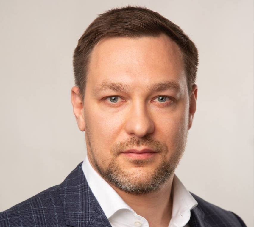 Управляющим директором региональных проектов Группы «Самолет» стал Алексей Федоров  Ранее данное направление развивал Александр Прыгунков, под управлением которого за последние 4 года компания вышла в 17 регионов. Теперь он сфокусируется на стратегическом управлении и на работе в Совете Директоров.   Алексей Федоров присоединился к «Самолету» в 2024-м в роли директора кластера девелоперских проектов. Под его руководством было реализовано более 700 тысяч кв.м. недвижимости, а совокупный опыт в девелопменте на руководящих позициях превышает 20 лет.  Желаем успеха Александру и Алексею в новых ролях и дальнейшего развития Группы Самолет на территории нашей огромной страны.